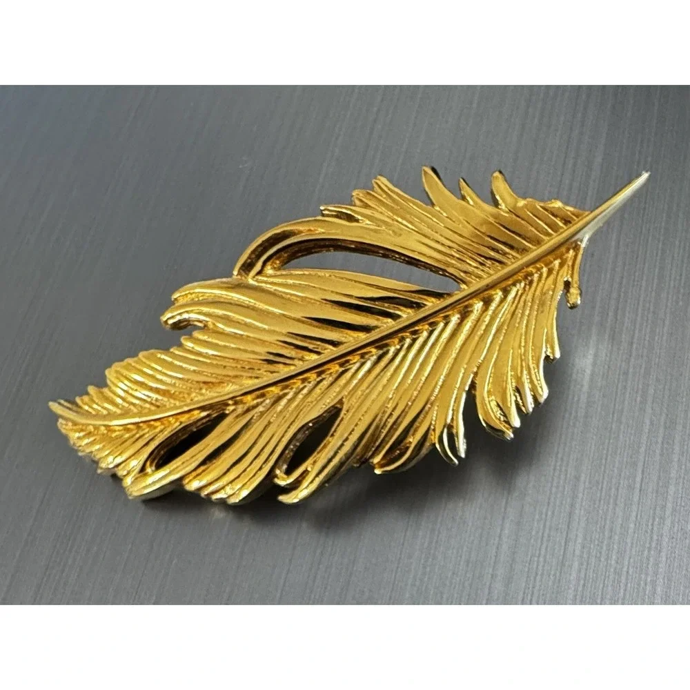 Vintage Gold Tone Autumn Leaf Brooch Pin Fall Holiday Thanksgiving Grannycore